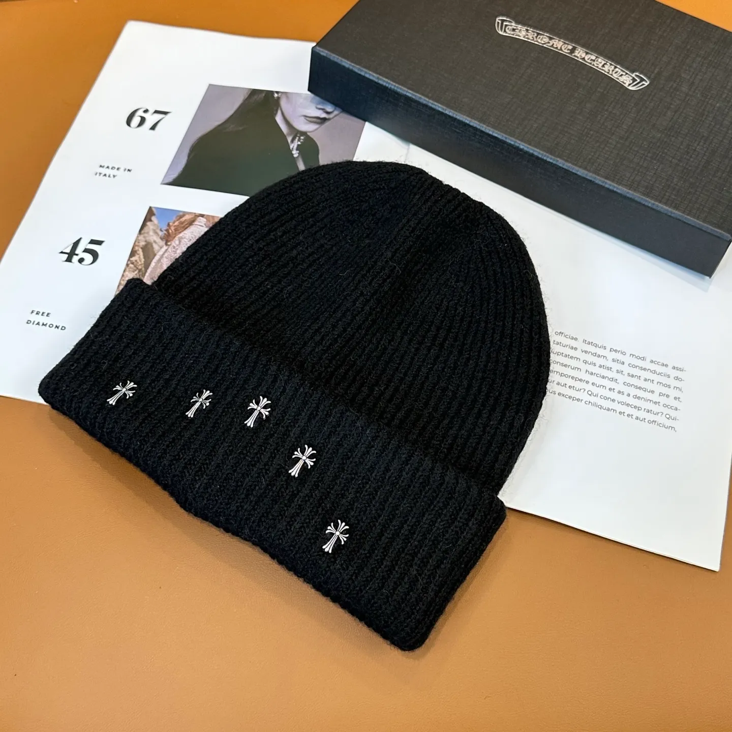 P56 🤍Chrome hearts new autumn and winter cross knitted hat🧶 One of the must-have hats in autumn and winter~ It really looks good on whoever wears it~, it is also a perfect match in black and white and gray in autumn~